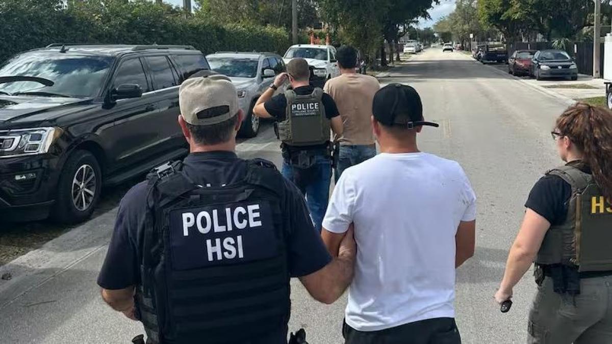 Son los 27 migrantes incluidos en la pandilla, según DHS