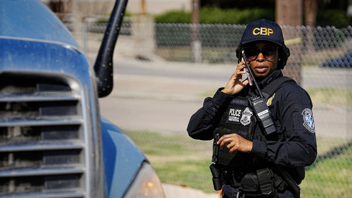 CBP revisó el automóvil para este migrante y lo que se había dejado dentro de los agentes
