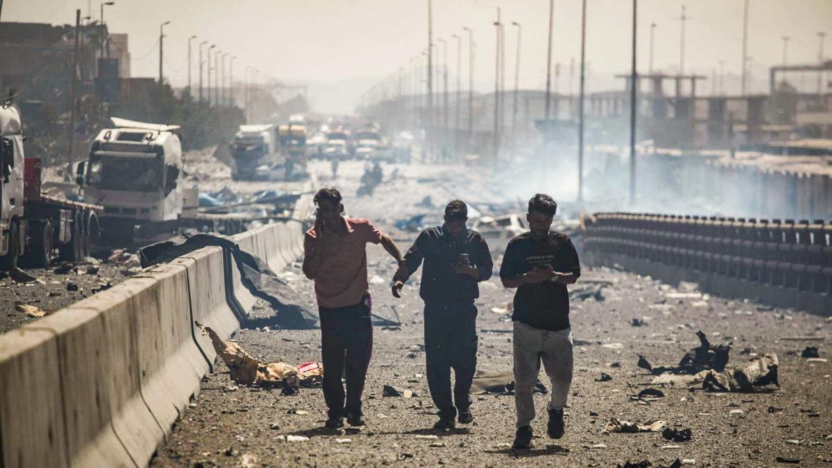 Al menos 25 muertos y 800 heridos en una explosión devastadora en el puerto principal de Irán