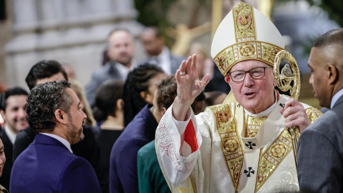 Él es Timothy Dolan, cardenal que publica videos sobre lo que está sucediendo en el Vaticano antes del Cónclave