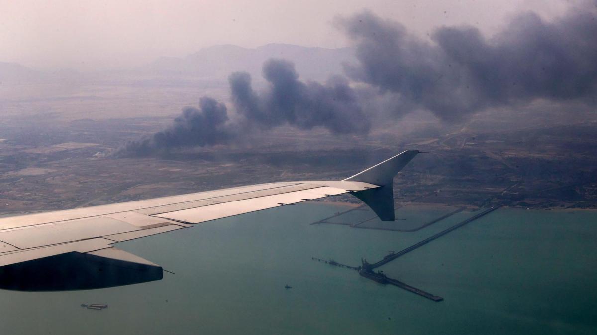 Irán no puede apagar el fuego en el puerto casi 48 horas después del incidente