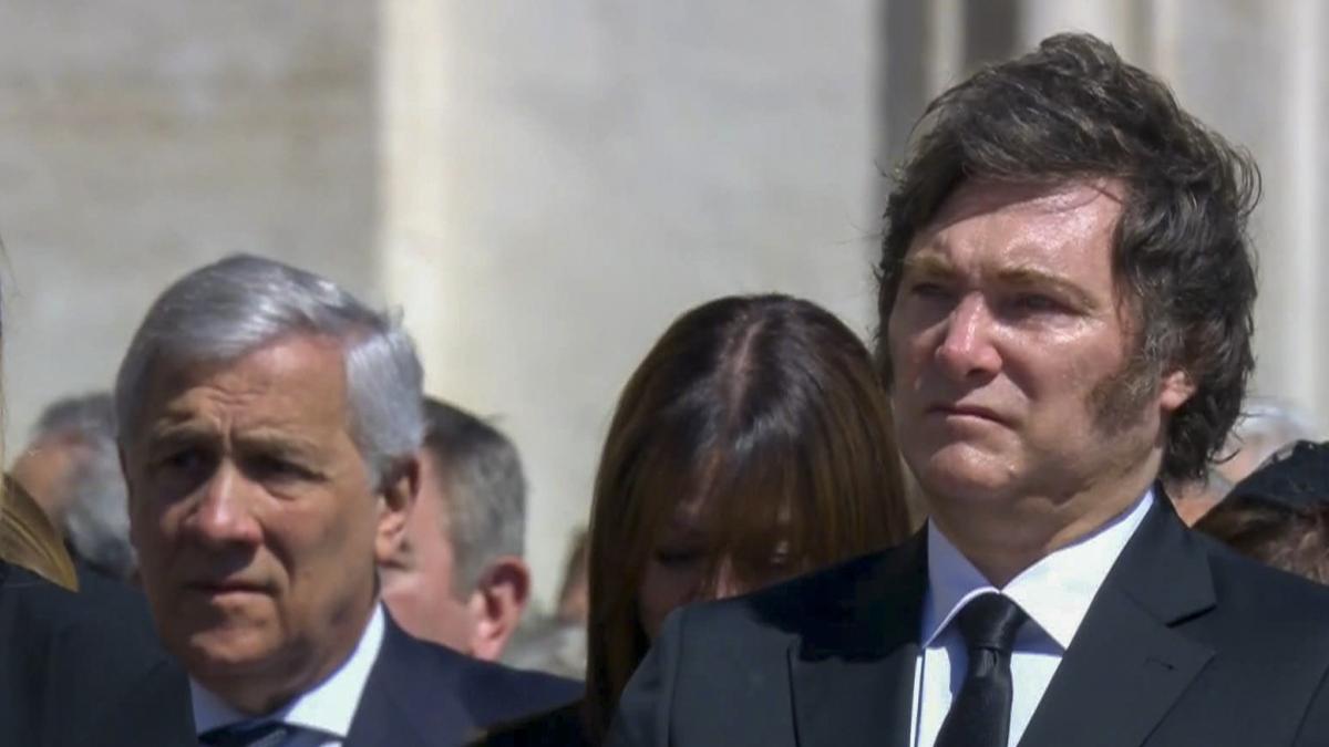 Javier Milei ataca a los periodistas que aseguraron que llegó tarde al funeral del Papa Franci: ‘Cerdos’