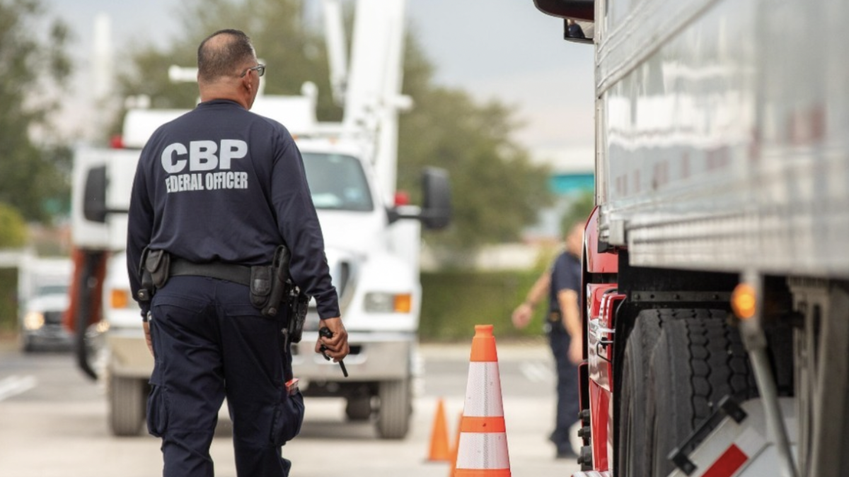 Los agentes de CBP se sorprendieron al descubrir este US 8 millones en un trailer de Texas