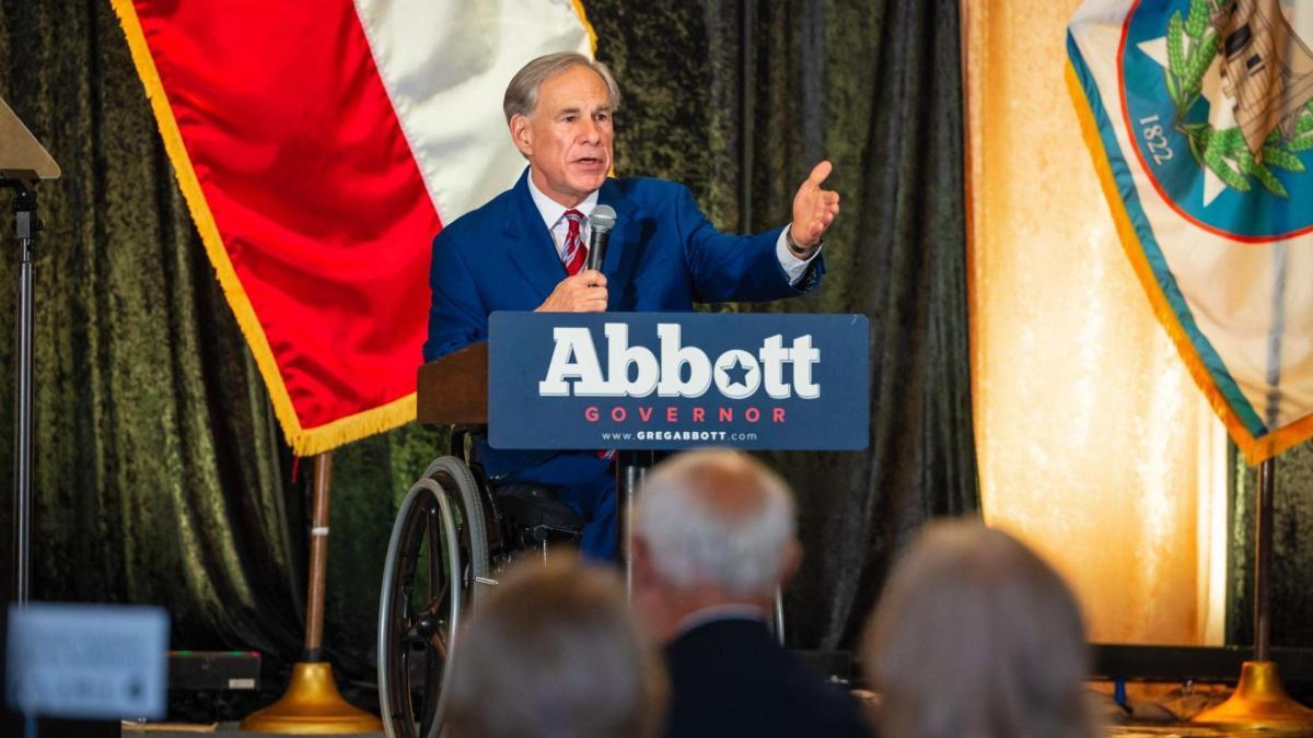 Greg Abbott acaba de prometer convertir a la ley una controvertida medida en las escuelas de Texas