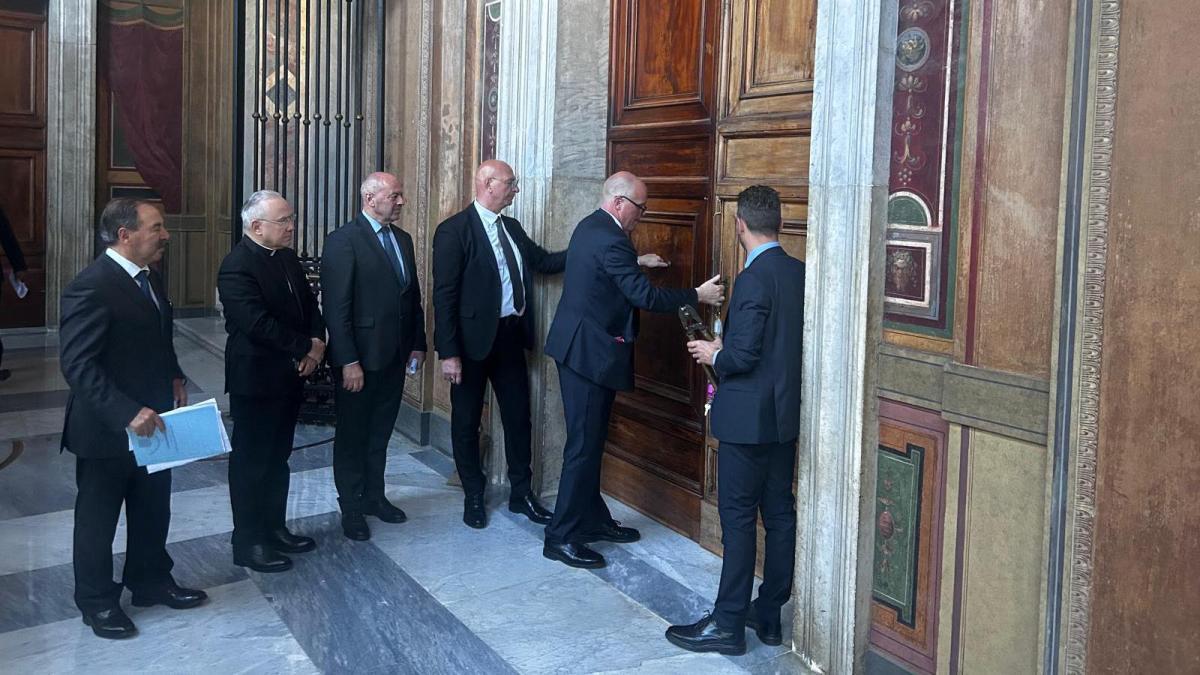 Antes del Konklaven, este documento secreto firmó a los funcionarios y trabajadores en el Vaticano