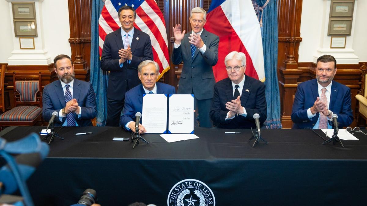 Greg Abbott firmó esta ley en Texas que beneficiará a muchos estudiantes y sus familias