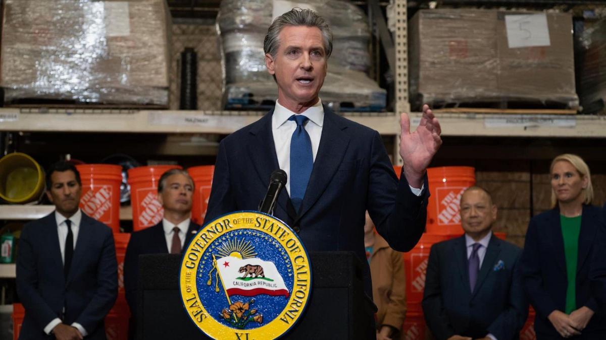 Gavin Newsom Master juega en California para terminar los campos para las personas sin hogar en las calles