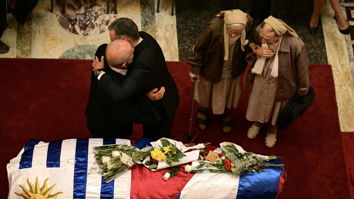 Más de 100,000 personas visitaron el ataúd de José ‘Pepe’ Mujica; Lula y Bórico le dieron el último adiós