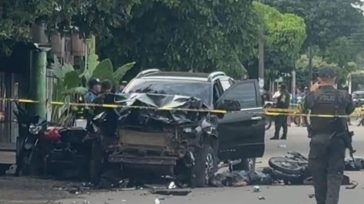 Tres personas murieron y cuatro más resultaron heridas cuando fueron conducidos por un vehículo militar en la línea de meta

 – Desde dentro