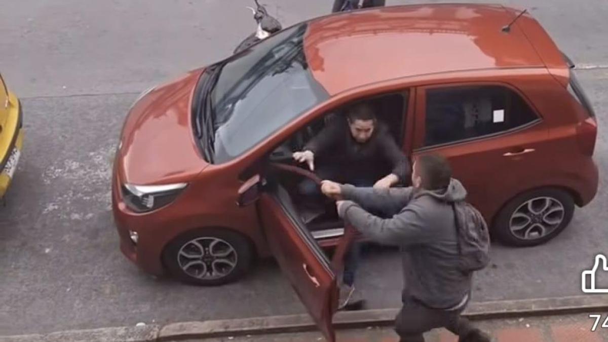 Rechazan la brutal paliza de un motociclista contra un conductor de automóvil en la hierba, aparentemente de burla

 – Desde dentro