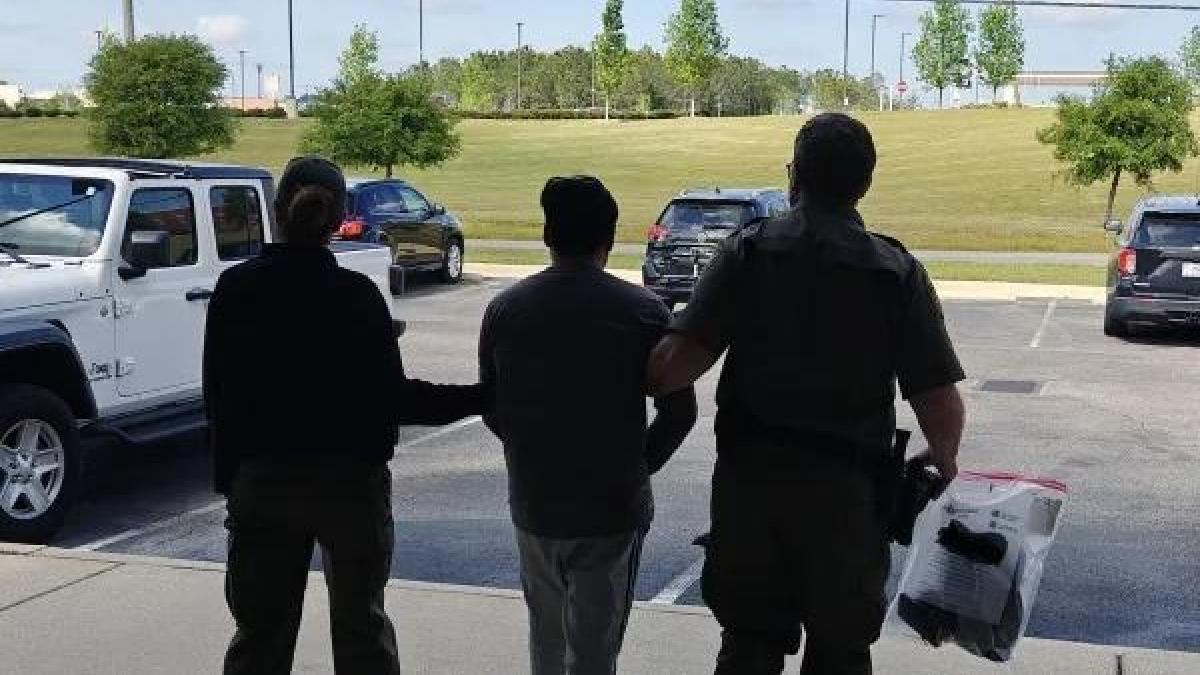 Quería entrar en este puente de Texas y no esperaba que CBP lo atrapara suavemente

 – Desde dentro