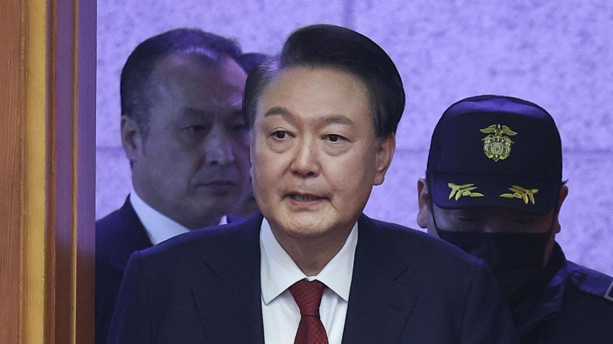 Acusan el abuso de poder al presidente desestimado Yoon Suk Yeol por declarar una controvertida ley de lucha