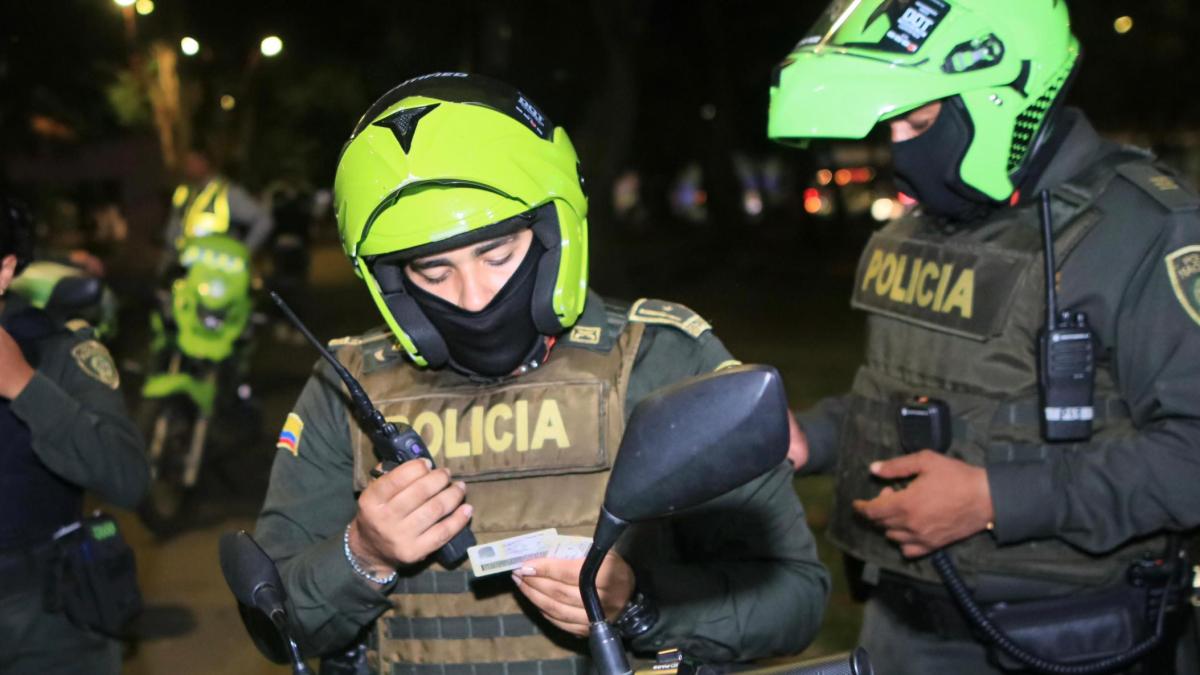 Cayó al adolescente para tener cuidado con un arma de fuego contra el hombre y su hija de 2 años

 – Desde dentro