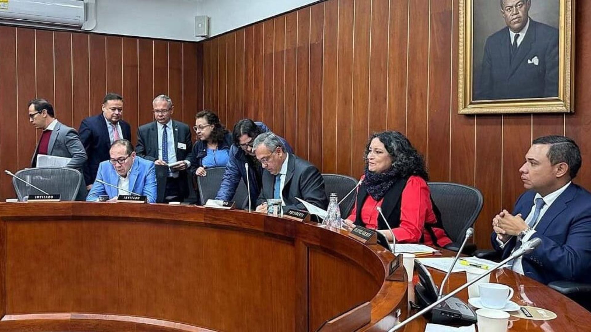 Razones del Partido Liberal, el Centro Democrático y el Pacto Histórico de no apoyar la presentación de la Reforma del Documento

 – Desde dentro