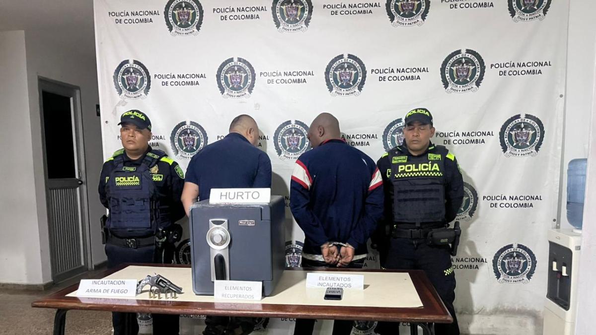 De esta manera, la policía capturó a dos ladrones de la caja fuerte, entre las flechas

 – Desde dentro