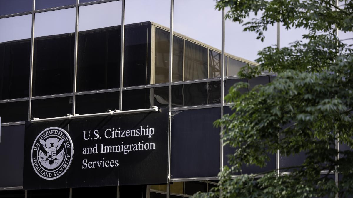 Dos extranjeros sufrieron esta consecuencia legal para no escribir
