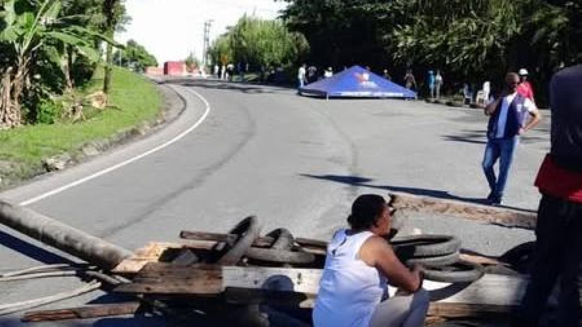 Esta es la razón por la cual la comunidad obstruyó el pasaje del vehículo

 – Desde dentro
