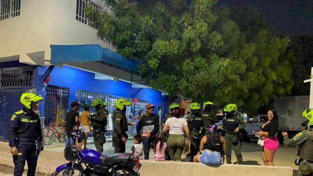 La familia lo salvó en la parte superior de palos y piedras.

 – Desde dentro