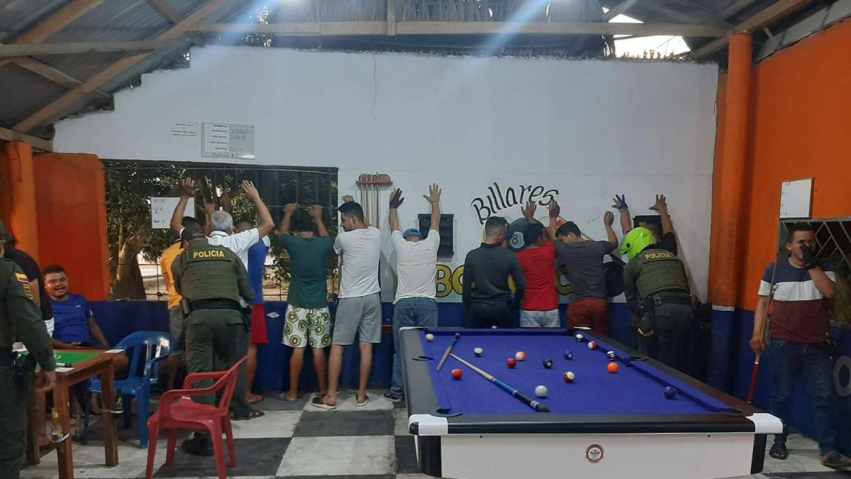 La tarjeta de billar terminó la noche de la violencia con una pelota herida.

 – Desde dentro