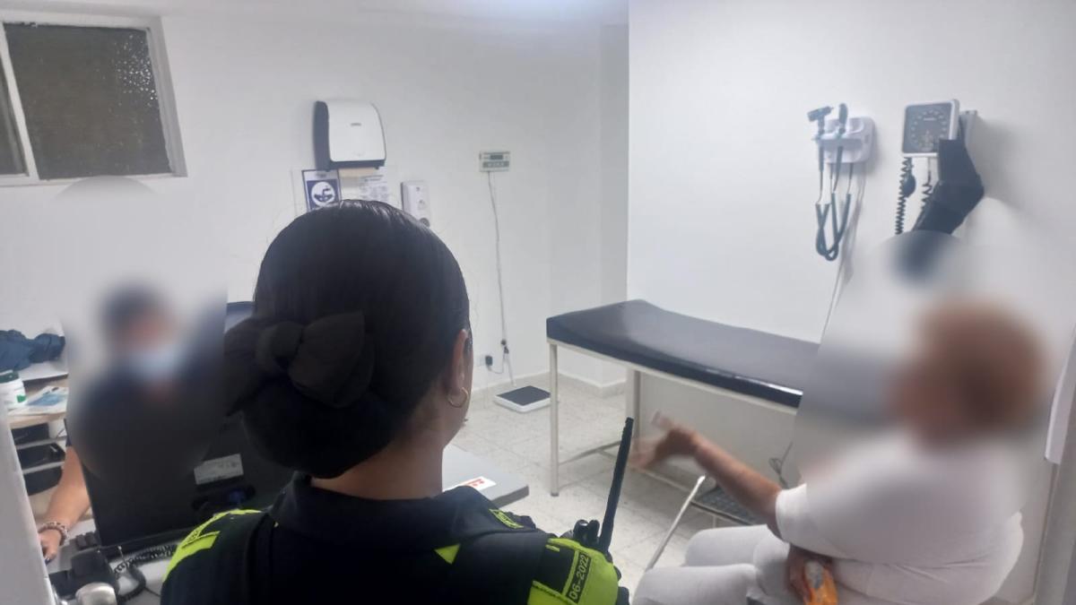 La triste historia de un adulto mayor, aparentemente obligado por su hija a vivir en Antyardín de su casa en Cali