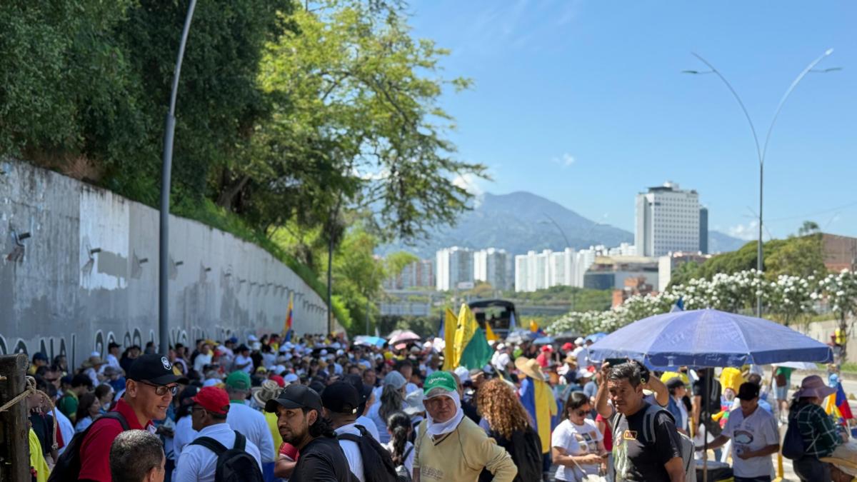 Puerta del Sol está cerrada, los vehículos viajan contra

 – Desde dentro