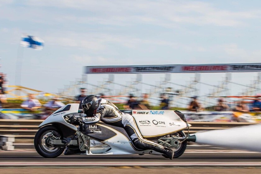 De 0 a 252 km/h a 6.0542 segundos. No es una magia, es una motocicleta que funciona con agua

 – Desde dentro