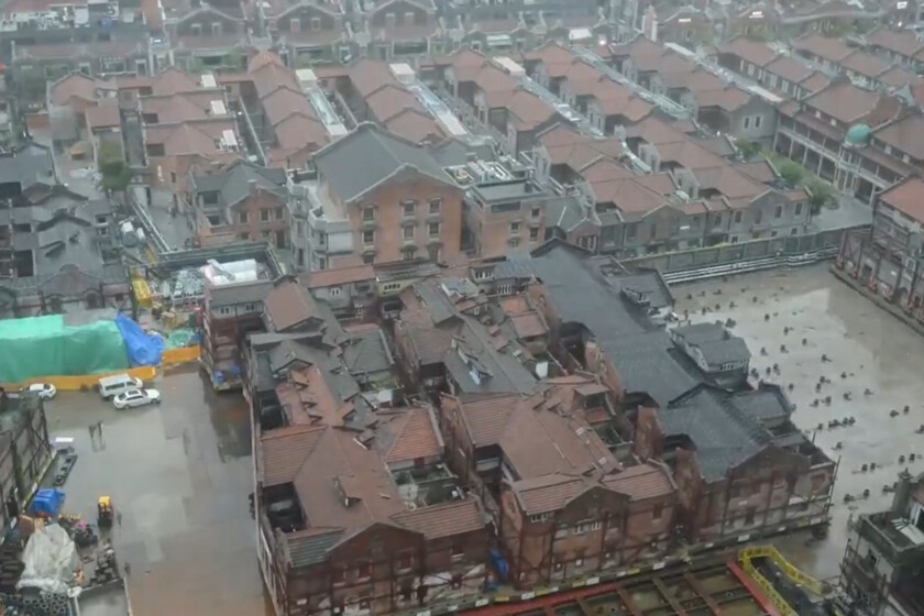 China mueve edificios completos al mismo tiempo para construir debajo. ¿Porque? Porque puede

 – Desde dentro