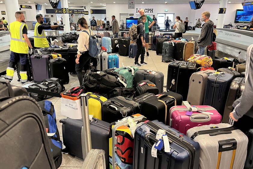 Hemos estado vinculados a las maletas durante años para identificarlos en el aeropuerto. Sus empleados advierten que es una mala idea

 – Desde dentro