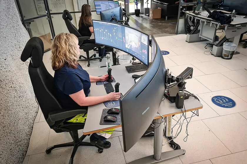 Siempre habíamos creído que los joysticks solo sirvieron para jugar. Ahora también se utilizan para controlar excavadoras y grúas remotas desde la distancia.

 – Desde dentro