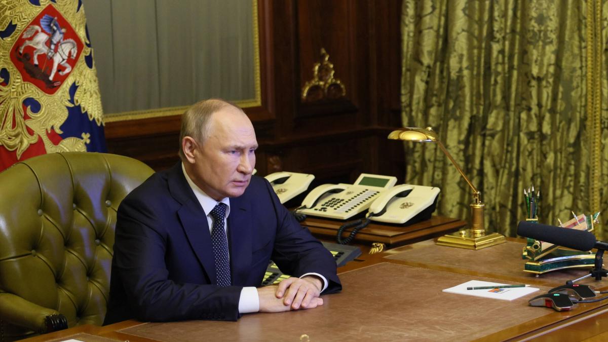 ¿Qué aprueba Putin el documento estratégico para el desarrollo de la Armada rusa?

 – Desde dentro