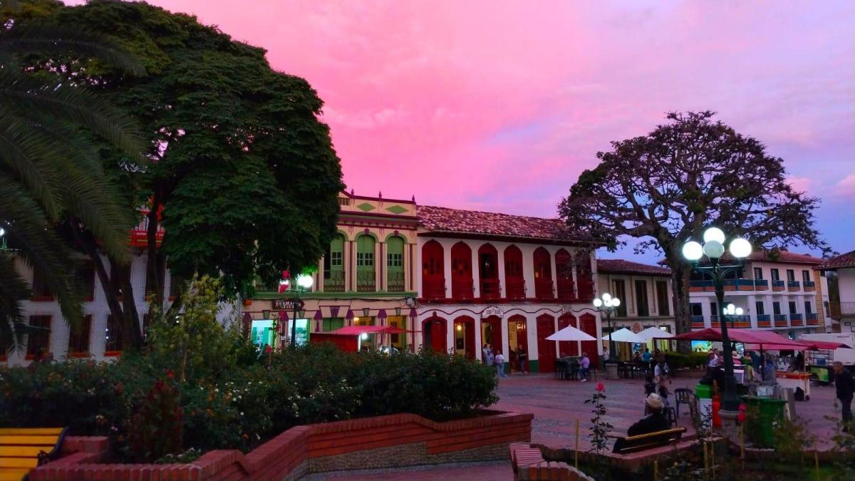 Esta es la ciudad colonial de Antioquia, que se enamora del clima, museos, historia y paisajes.

 – Desde dentro