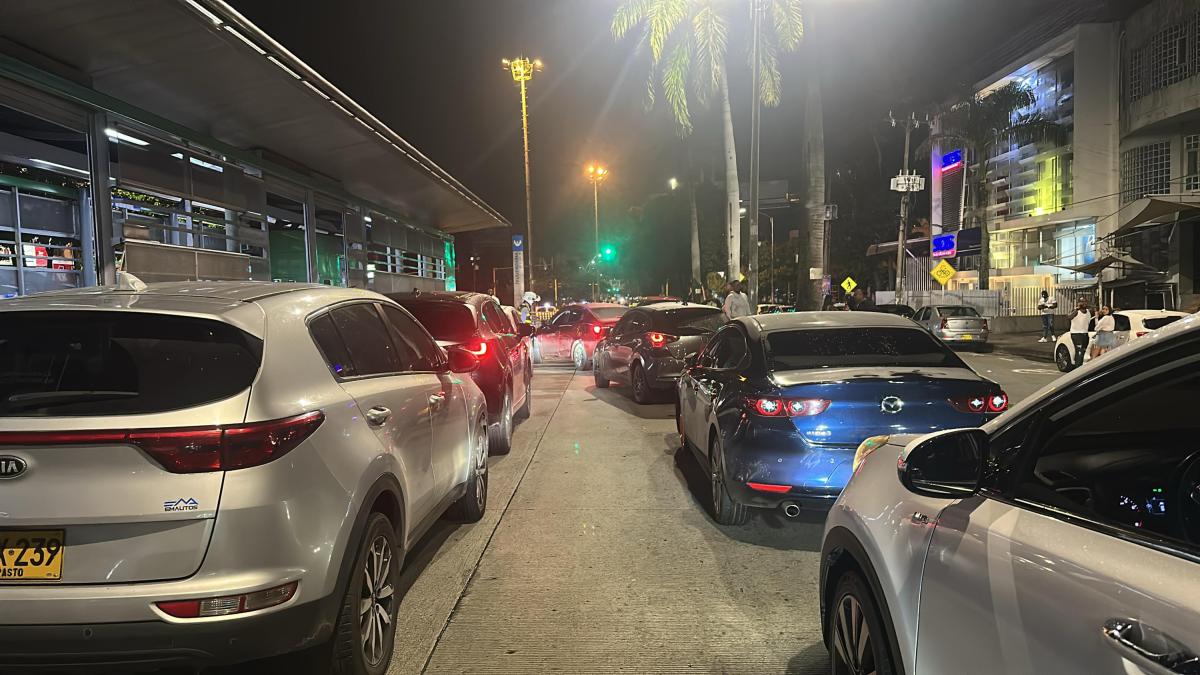 Multas para propietarios de más de 60 autos por estacionarlos en mi carril exclusivo mientras había rumba

 – Desde dentro