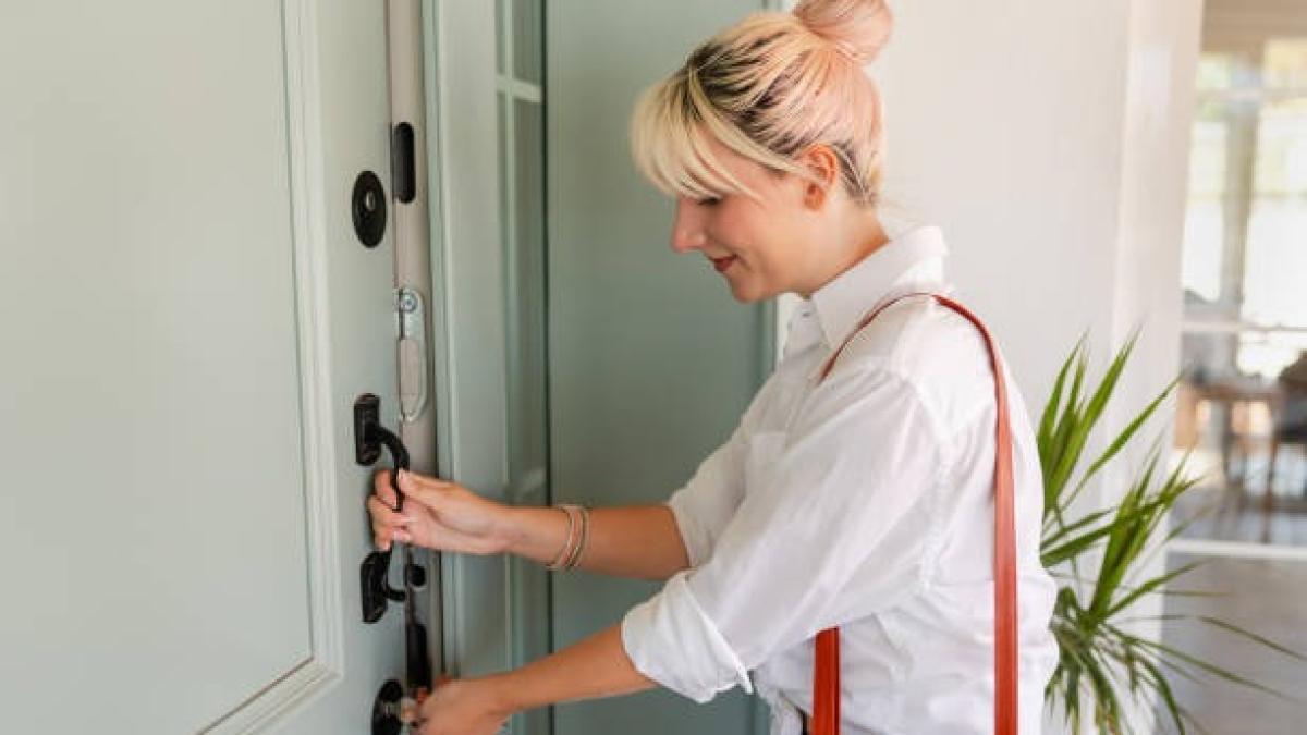 ¿Qué significa cuando alguien revisa muchas veces si cerró la puerta, según psicología?

 – Desde dentro