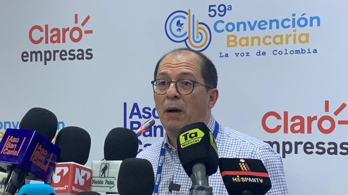 Francisco Barbosa, un ex general de la nación, anuncia oficialmente que buscará una presidencia en 2026.

 – Desde dentro