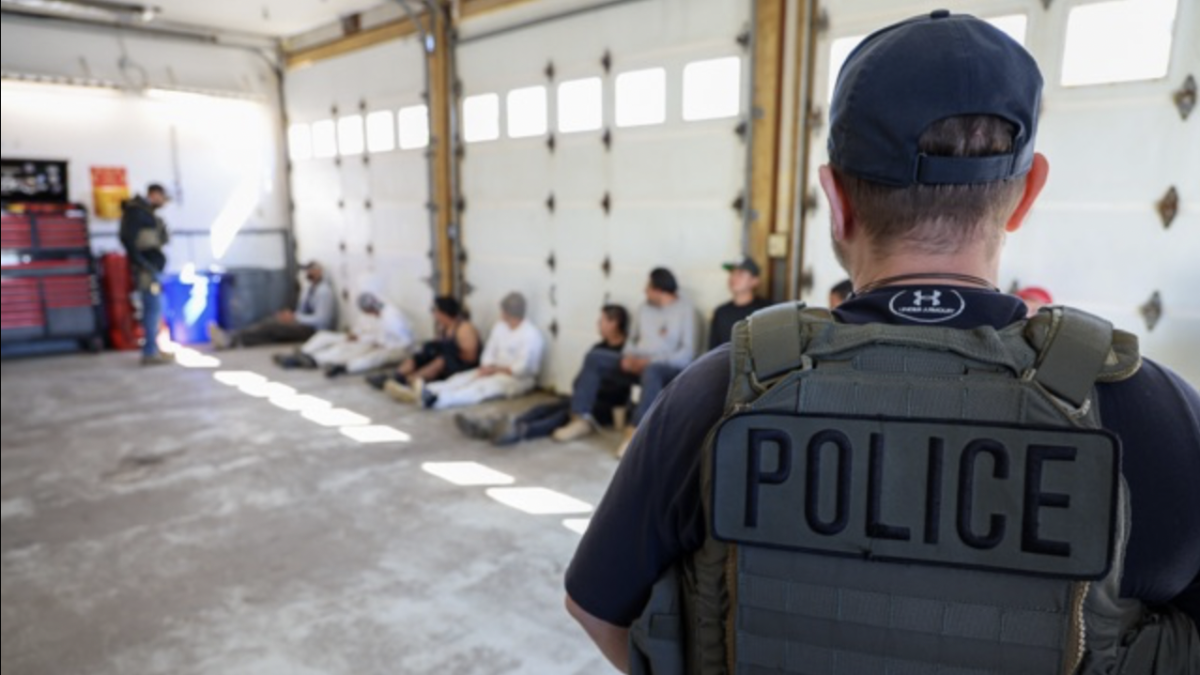 La solicitud desesperada de un migrante antes del temor de ser deportado

 – Desde dentro