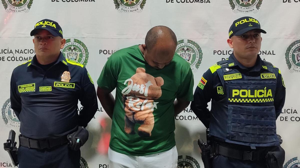¡Escandaloso! Capturan en Manatí, Atlantic, un hombre que trajo a sus dos hijas más pequeñas machete

 – Desde dentro