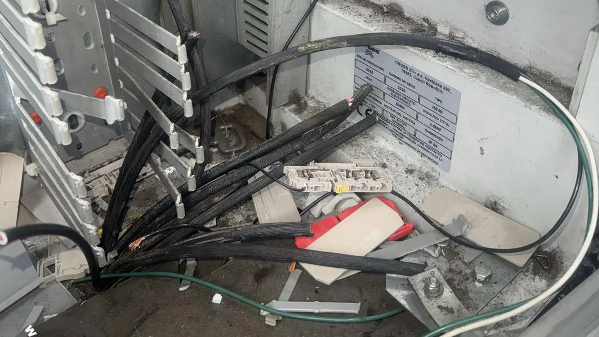 Destruyeron equipos especializados y robaron el cableado

 – Desde dentro