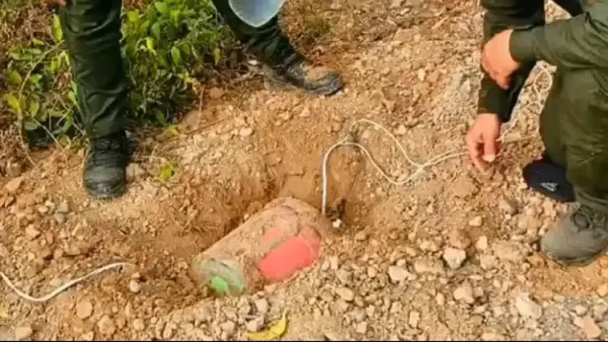 Dos artefactos con 30 kilos de explosivo

 – Desde dentro