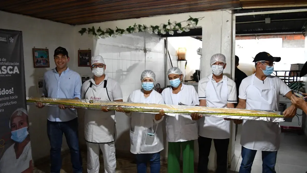 Huila conduce su tradición con el pastel de tres metros de Achira, que viajará a Neiva el día de Achir

 – Desde dentro