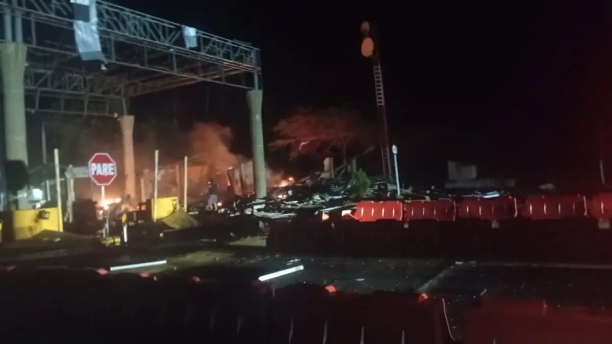 Vinieron disparando y detonaron la bomba del automóvil en el peaje de Maico; Dos personas murieron

 – Desde dentro
