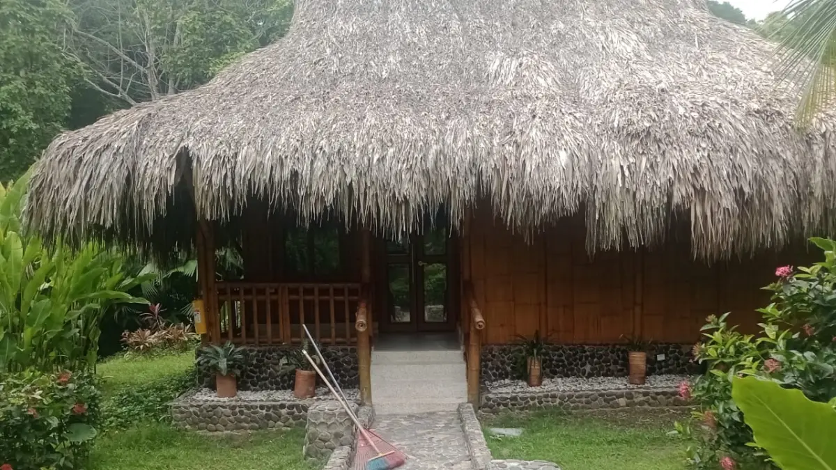 La familia Méndez se defiende contra las acusaciones de amenazas y apropiación del hotel en Tayron

 – Desde dentro