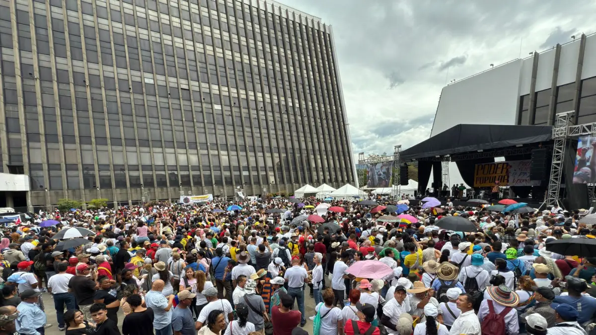 Esta es la atmósfera en el Alpujarr, en Medellín, para el evento de la paz del presidente de la ciudad, Gustavo Petro,

 – Desde dentro