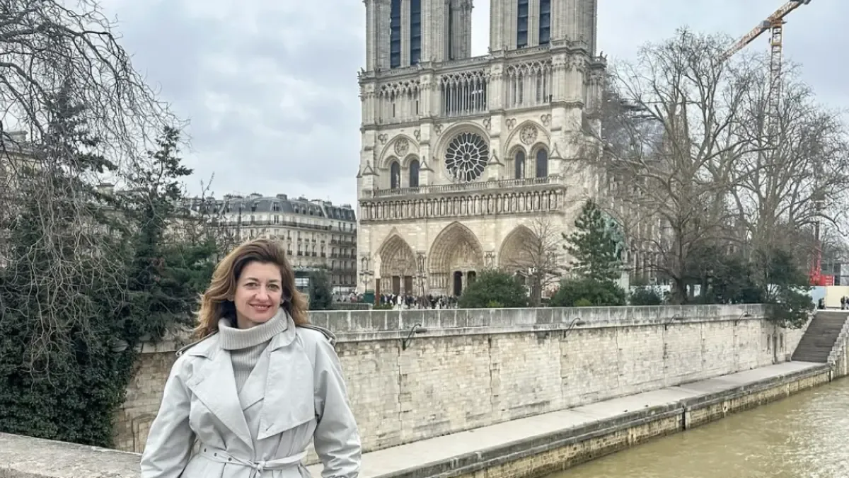 «Vengo de los Estados Unidos y me mudé a París por amor; me costó años realmente sentirme como en casa»

 – Desde dentro