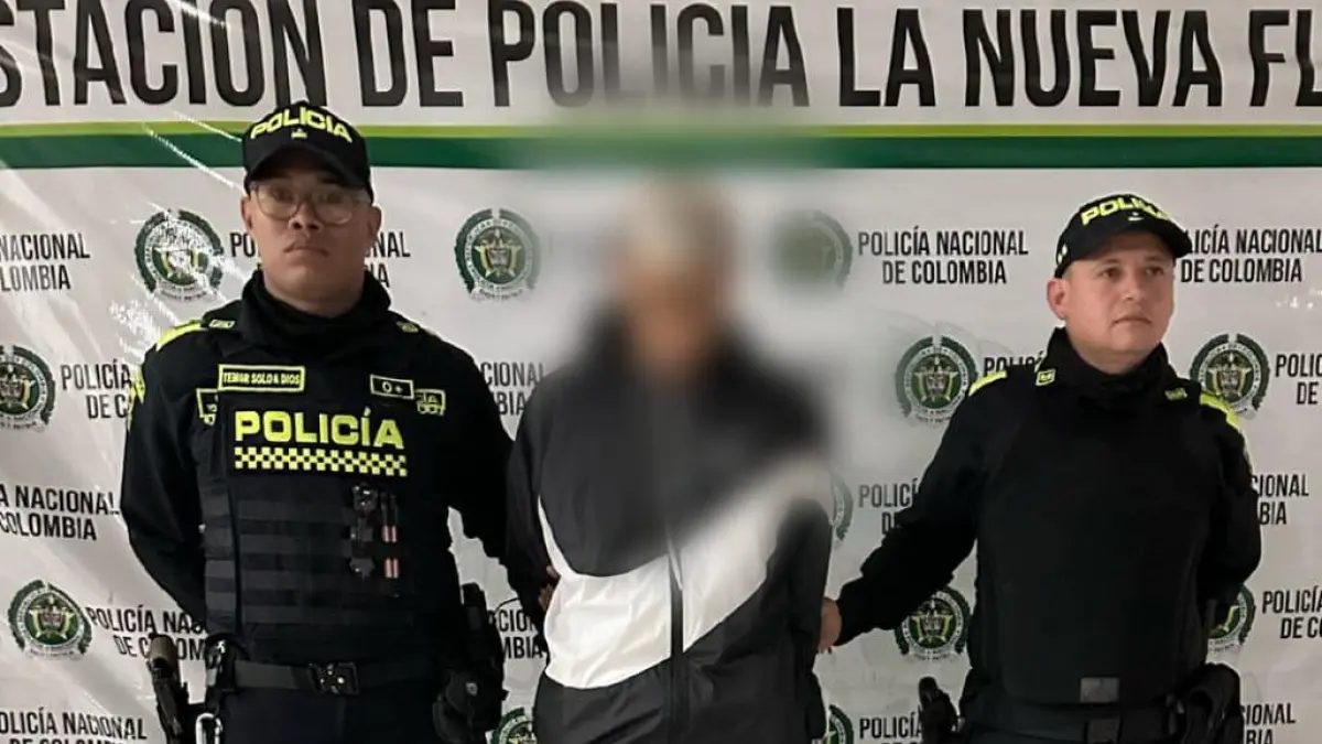 El terror de la tienda de Cali se enamoró de los robos: entró con un casco, pero distribuyó el mismo atuendo en cada robo

 – Desde dentro