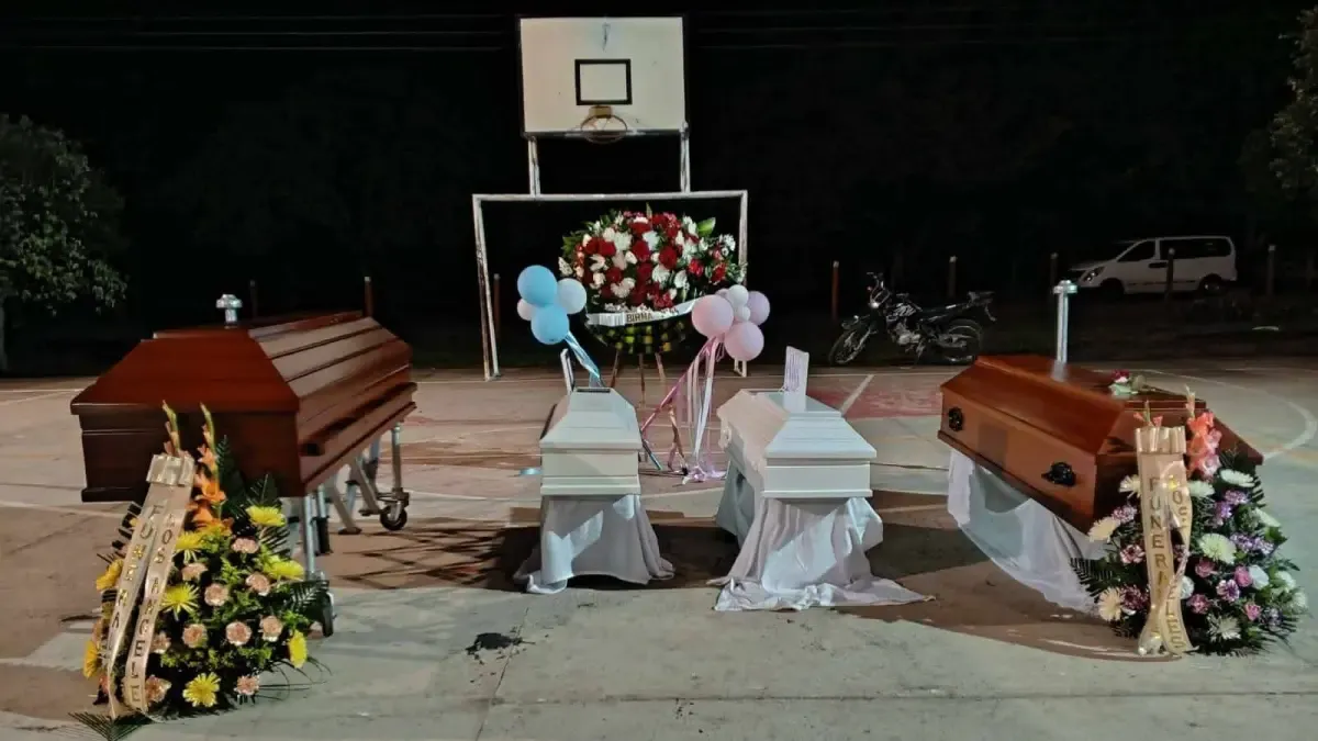 Encuentran los cuerpos de los padres y dos hijos de 5 y 2 años.

 – Desde dentro