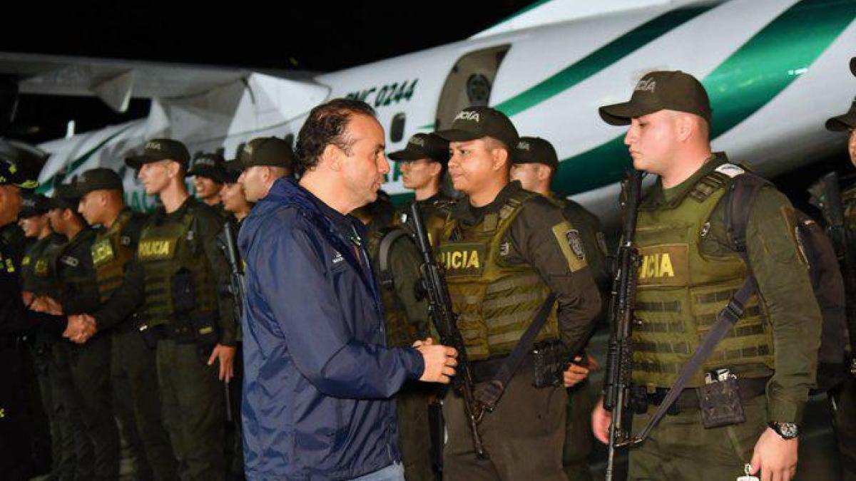 Alejandro Eder, después de recibir 100 policías

 – Desde dentro