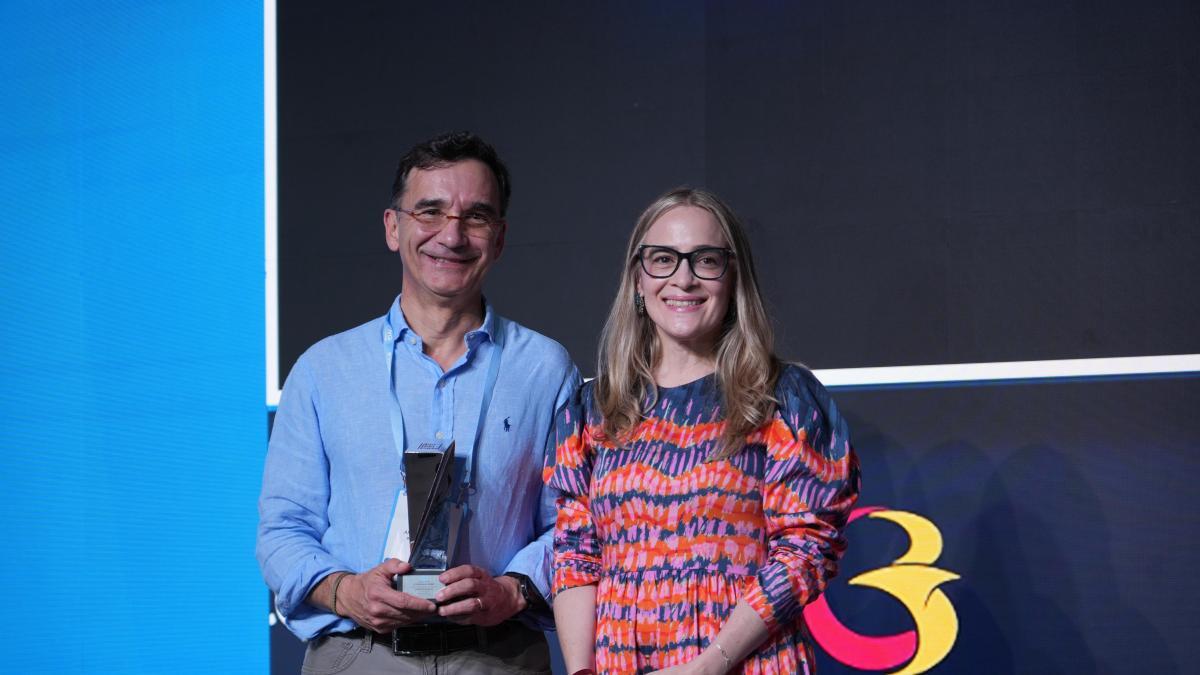 Banco de Bogotá recibe el Premio Flor Ángel Gómez para el Programa de Educación Financiera

 – Desde dentro
