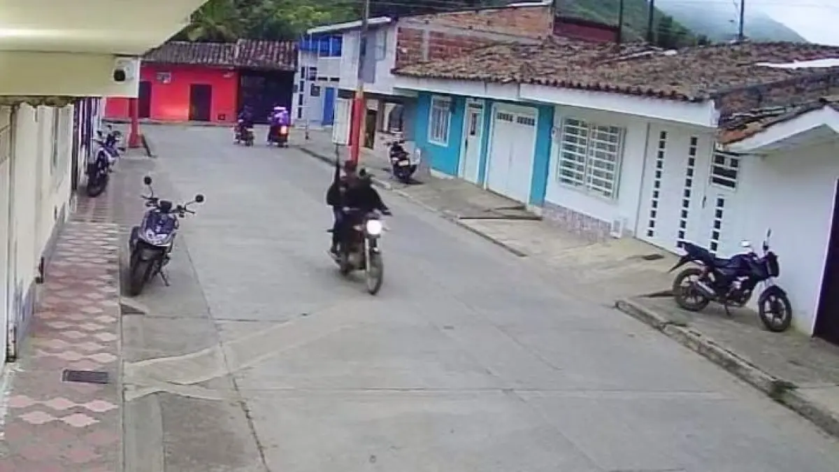 Buscan hombres armados después de tratar de atacar a la policía con tierra y aire

 – Desde dentro