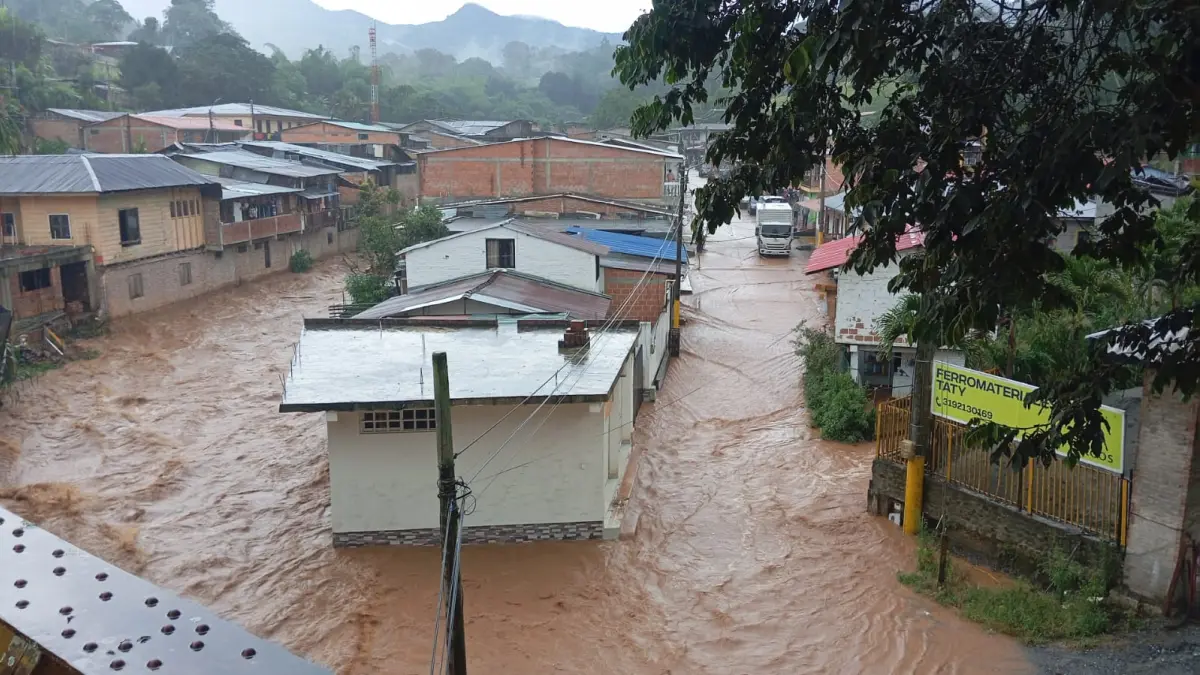 Calles Fueron Torrentosos ‘Arroyos’ en 2 municipios del valle
 – Desde dentro