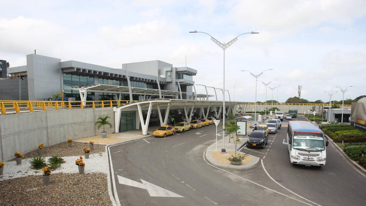 Cientos de pasajeros se fueron en el aeropuerto de Barranquilla por Ave Impact, que dañó el Airbob

 – Desde dentro